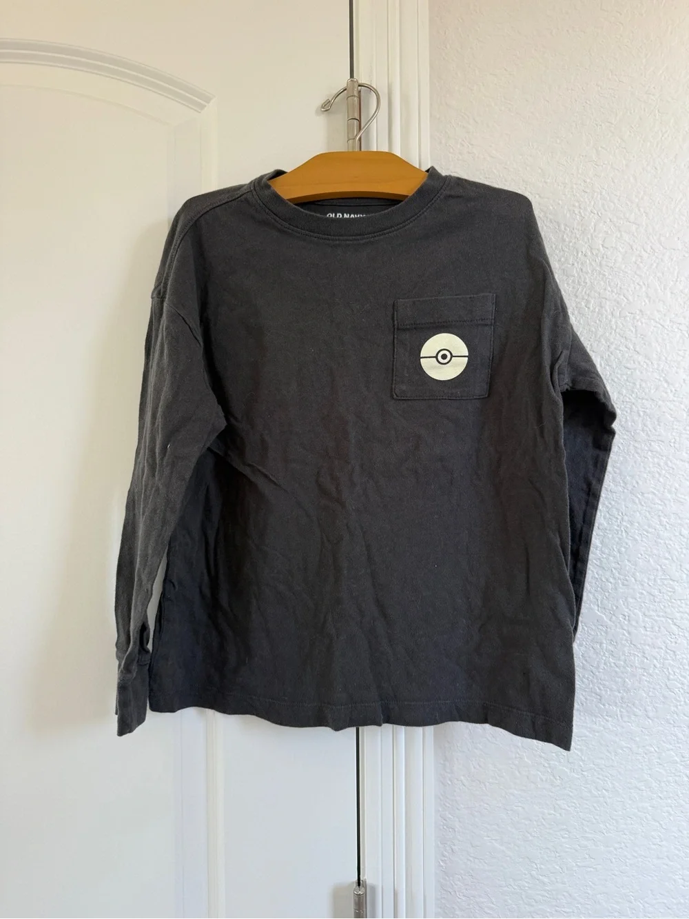 Boys Dark Gray Long Sleeve Pocket Tee with Poké Ball Graphic 6/7